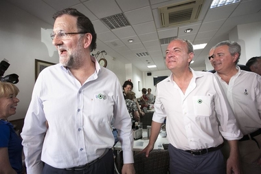 Rajoy describe a Monago como un líder centrado, moderado y pactista al que le ha tocado lo más difícil