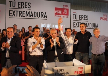 Vara invita a los socialistas a combatir contra la Extremadura asolada por la desigualdad y el sufrimiento