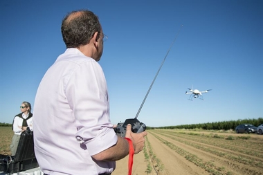 Monago promete un plan de compra de maquinaria agraria que incluye drones para el campo del siglo XXI