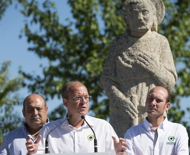 Monago defiende la estabilidad dada a los tabaqueros y promete luchar sin cuartel contra el contrabando