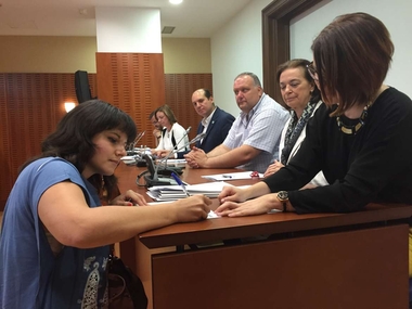 Carrón da la bienvenida al SES a 16 personas con discapacidad que se incorporan como celadores y lavanderas