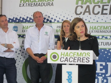 ZP gastó lo que no teníamos y ahora España cobrapor la deuda, gracias a políticos valientes como Monago y Rajoy, afirma Sáenz de Santamaría