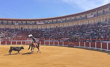 Más de 3.000 niños asisten a la exhibición de rejoneo de Diego Ventura en la plaza de Cáceres