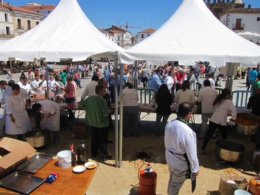 Cáceres reparte 4.000 raciones de migas y cava extremeño