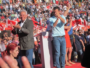 Felipe González desvela en elmitin deCáceres que le han colocado un marcapasos