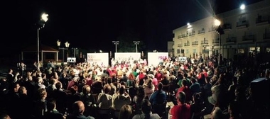 Vara, que por la mañana hablaba de su retirada, por la noche decía estar feliz frente a un PP ''desesperado''