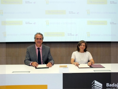La Universidad de Extremadura e Ibercaja firma un convenio para ampliar sus actividades y las prácticas de estudiantes