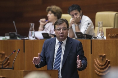 Vara es investido presidente de la Junta de Extremadura con los votos de PSOE y Podemos