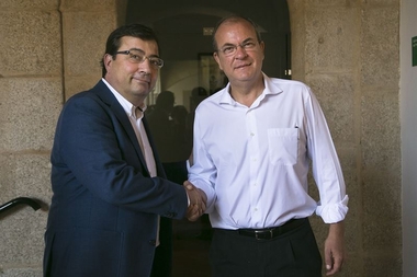 Monago señala que deja una Extremadura 'en crecimiento' a Vara, quien avanza que cambiará 'una parte de las políticas'