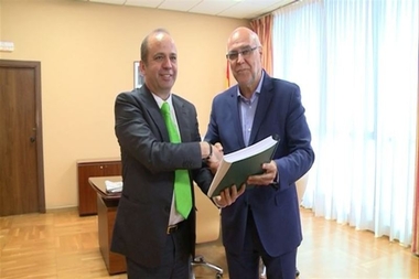Los consejeros salientes de la Junta de Extremadura traspasan las competencias a los nuevos
