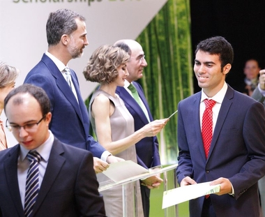Los Reyes entregan las Becas Iberdrola 2015 a más de cien estudiantes y jóvenes investigadores, tres de ellos extremeños