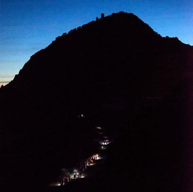 Alange celebró su emblemática Ruta de Senderismo Nocturna ''Luna Marinera''