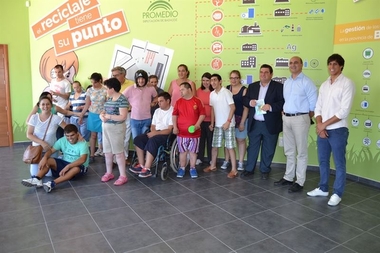 Usuarios de Aprosuba de Zafra (Badajoz) conocen el punto limpio de Promedio para mejorar sus conocimientos para reciclar