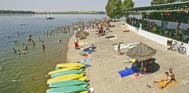 Un aula móvil de Promedio fomenta el reciclaje y uso sostenible de agua en la playa de Orellana