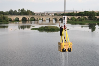 El escapista Alfred Cobami logra el récord del mundo en un espectáculo en el río Guadiana