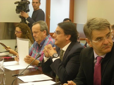 El consejero de Sanidad y Políticas Sociales apuesta por recuperar los servicios públicos y dignificar la vida de los ciudadanos