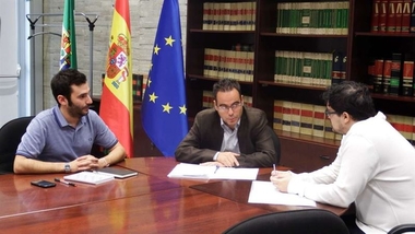 La Junta baraja la posibilidad de ampliar el presupuesto para las becas complementarias para universitarios