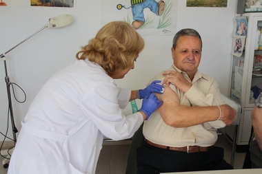 El 50,83% de la población mayor de 65 años en Extremadura se vacuna contra la gripe el pasado invierno