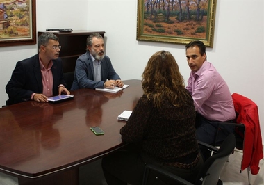 El Grupo Socialista y Afruex analizan la campaña de la fruta y el futuro del sector