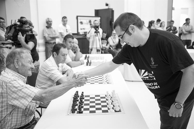El Club Magic Extremadura reanuda el programa 'Ajedrez saludable' en seis centros de mayores