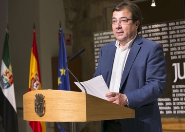Vara anuncia que los Presupuestos de Extremadura de 2016 llegarán a la Asamblea a principios de noviembre