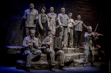 El triángulo azul en el teatro Ayala de Badajoz