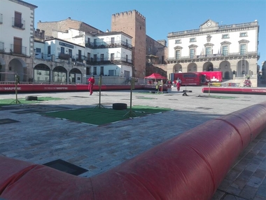 Un circuito de karts en la Plaza Mayor de Cáceres enseña seguridad vial a niños de entre 8 y 10 años