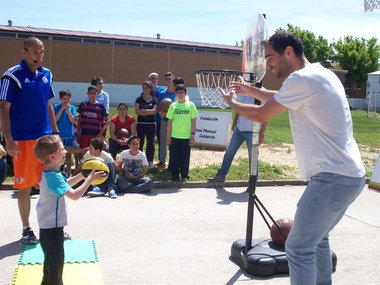 José Manuel Calderón visita el centro Aprosuba-9 Villanueva de la Serena en una jornada con actividades de baloncesto
