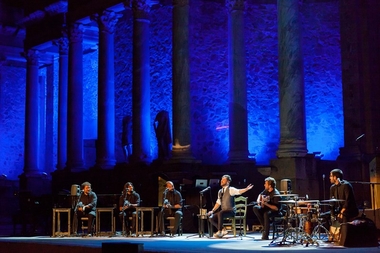 Miguel Poveda ofrece una noche 'llena de magia' en el Teatro Romano de Mérida