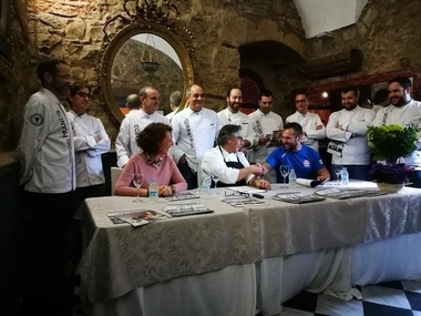 Los cocineros y reposteros de Extremadura realizan un calendario solidario contra el maltrato animal