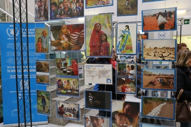 Una exposición de fotos muestra en la oficina de Correos de Cáceres la labor del Programa Mundial de Alimentos de la ONU