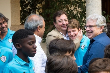 El presidente de la Junta recibe al Club Polideportivo Flecha Negra de Badajoz