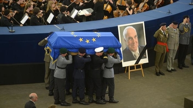El día en que Helmut Kohl se comprometió con los gitanos