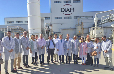 Presidente y diputados provinciales visitan la fábrica Diam Corchos en San Vicente de Alcántara