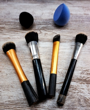 Herramientas para aplicar la base de maquillaje Cul prefieres?
