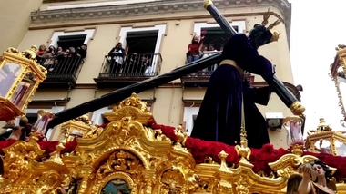 El Señor de los Gitanos camina por las calles de Sevilla empujado por los guardias como hace 2000 años lo hizo por las calles de Jerusalén