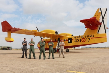 Despliega en la base aérea de Talavera la Real un avión del 43 grupo para la lucha contra incendios forestales