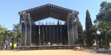 Un espectacular escenario preside la zona de conciertos del Alcazaba Festival de Badajoz que comienza mañana con el concierto de Pablo López