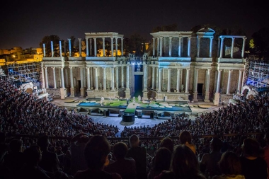 Fernández Vara asiste en el Teatro Romano de Mérida al estreno de Metamorfosis