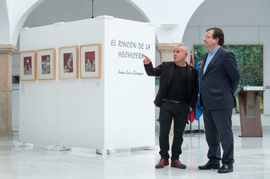 El presidente de la Junta asiste en la Asamblea a la inauguración de la exposición El rincón de la hechicera, de Juan Luis Campo