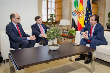 El presidente de la Junta de Extremadura se reúne con el director comercial del Banco Santander España