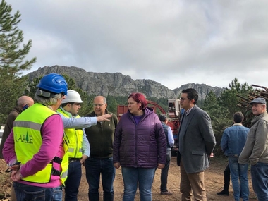 Begoña García visita en el valle de Jola los trabajos para la prevención de incendios forestales