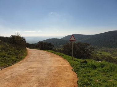 La Junta de Extremadura invierte 3,4 millones de euros en potenciar la red de caminos y maquinaria de la Campiña Sur