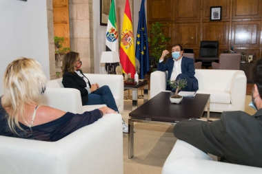 El presidente de la Junta de Extremadura se reúne con los agentes sociales y económicos