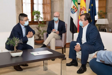 El presidente de la Junta se reúne con el CEO de Huawei en Mérida