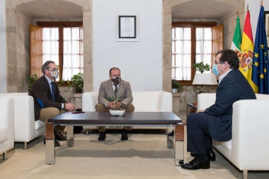 Fernández Vara se reúne en Mérida con el nuevo presidente de la Real Federación Española de Caza