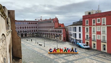 El Ayuntamiento promociona un documental que homenajea los 40 años del Carnaval de Badajoz