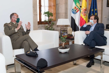 El presidente de la Junta de Extremadura se reúne con el general jefe de la Brigada Extremadura XI de Bótoa