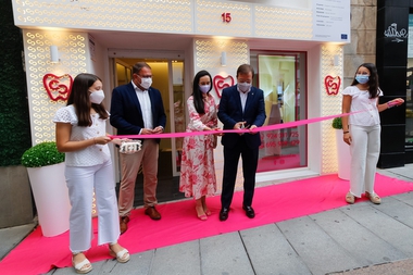 El alcalde, Rodríguez Osuna, asiste a la inauguración de una nueva clínica dental en la calle Santa Eulalia