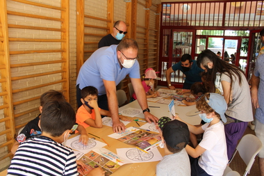 El alcalde visita a los niños y niñas que participan en los campamentos de Robótica y Naturaleza 'Mérida en Verde'